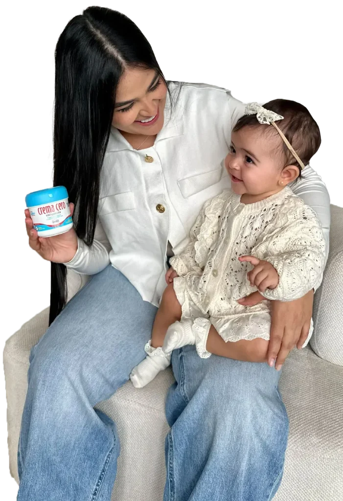 mama con su bebe y la crema cero