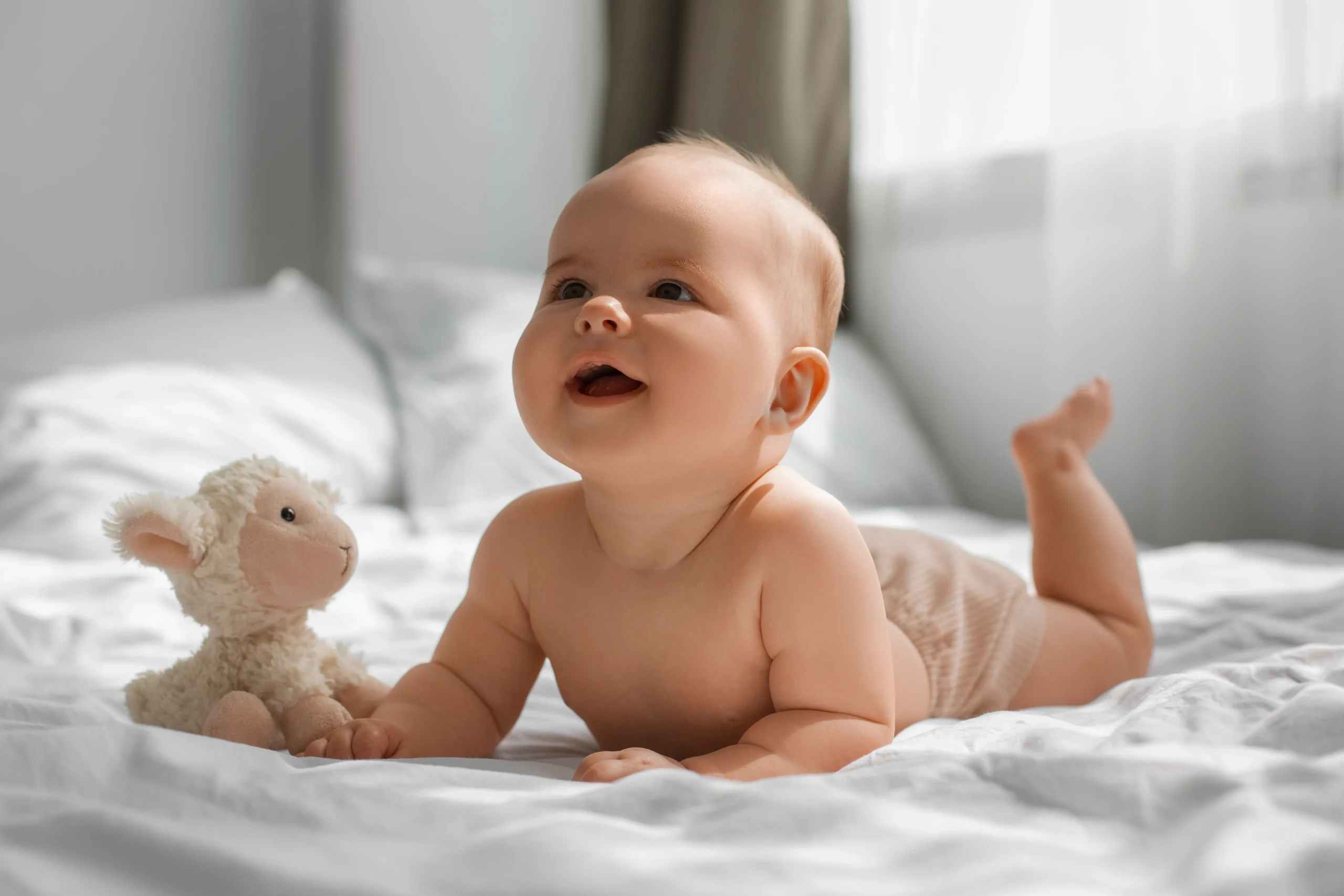 bebe con peluche scaled