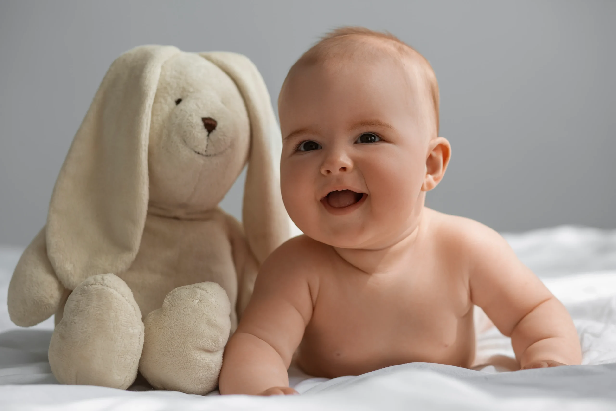 lindo bebe con peluche 1 scaled