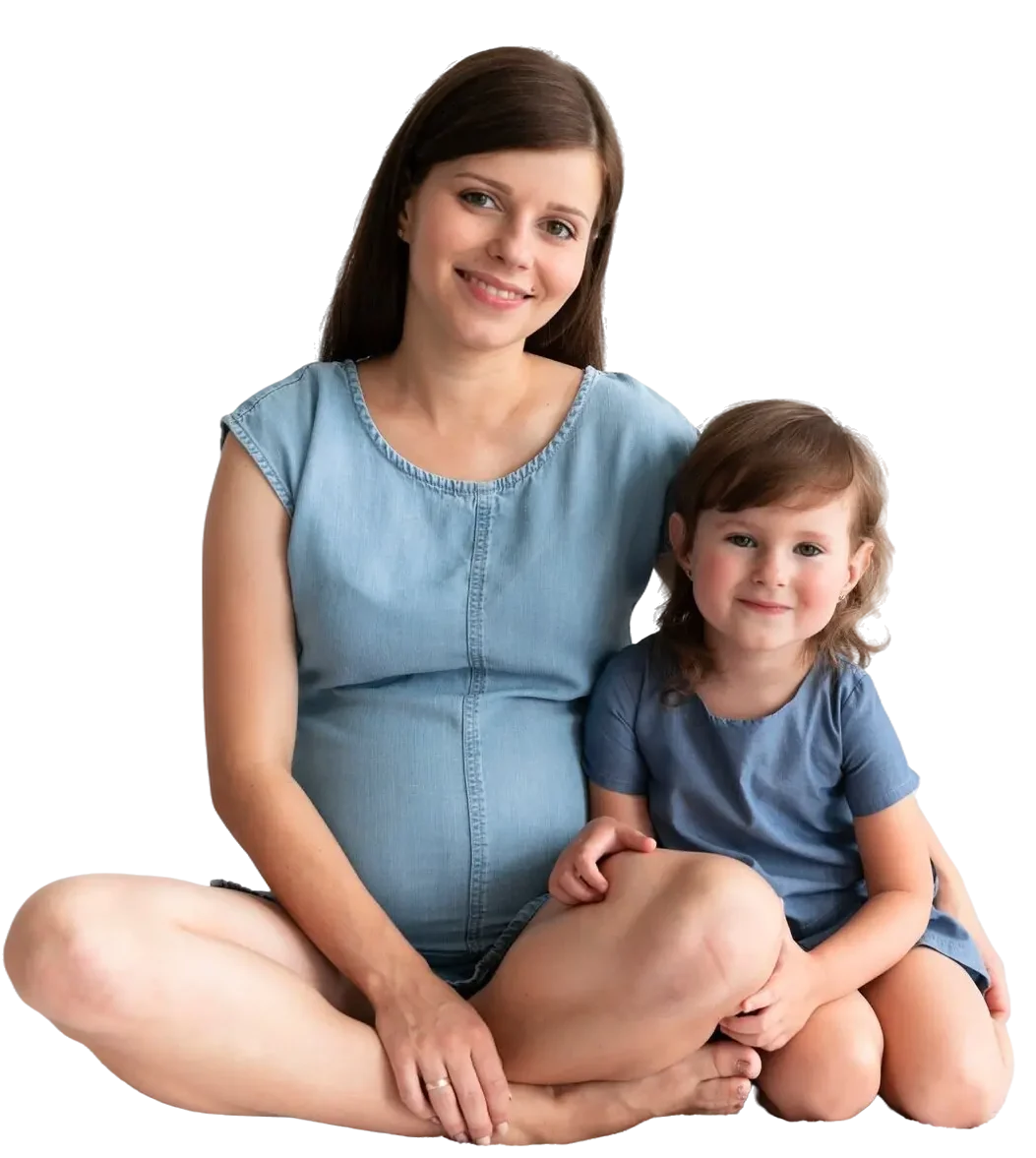 madre embarazada e hija mirando camara e1764623976853
