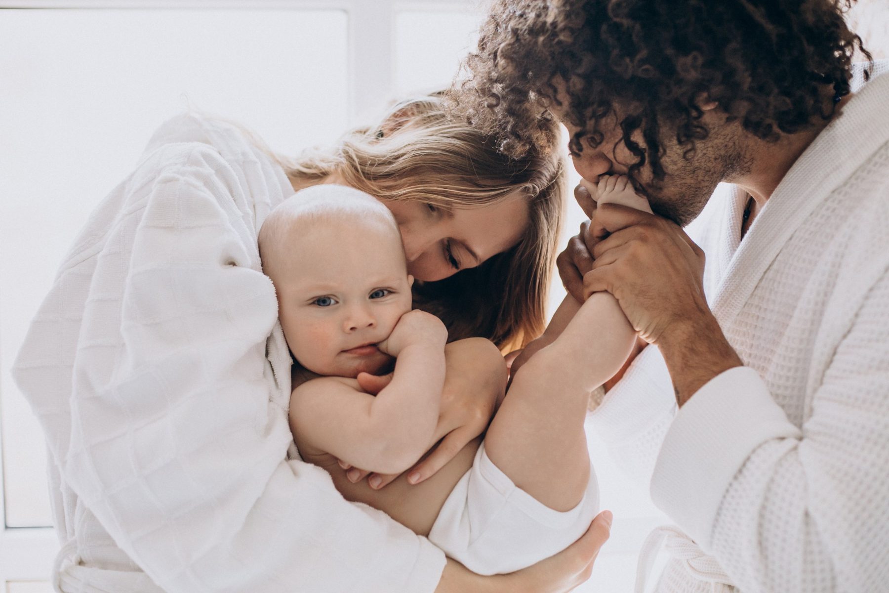 Mamá y papá abrazando a su bebé